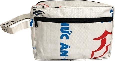 Actual product image Bekos Upcycling - Kosmetiktasche aus recycelten Fischfuttersäcke blauer Fisch