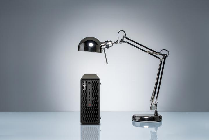 Produktbild Lenovo ThinkStation P3 Ultra (Intel Core i7-14700, 32 GB, 1000 GB, RTX A4000 Ada)