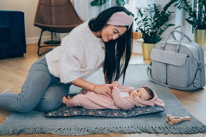 Image du produit Bizzi Growin POD Baby Travel Cribing Changing Bag - Vegan Leather - Whisper Grey