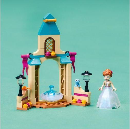 Actual product image LEGO Anna's castle courtyard (43198, LEGO Disney)
