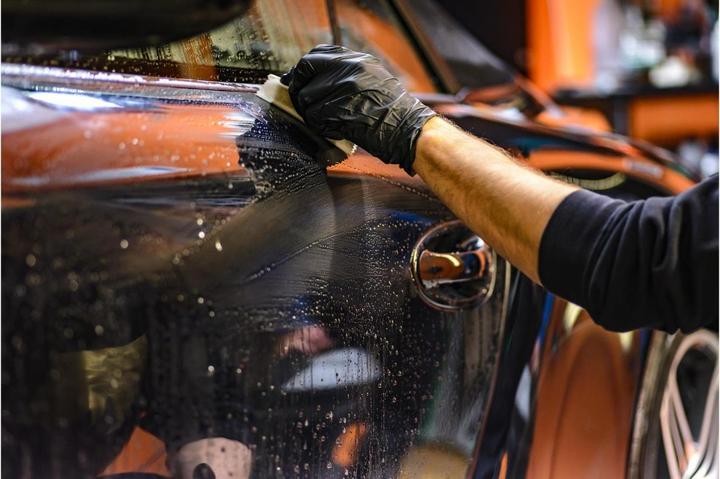Immagine prodotto Pulizia interna ed esterna completa per la tua auto (1 pers.)
