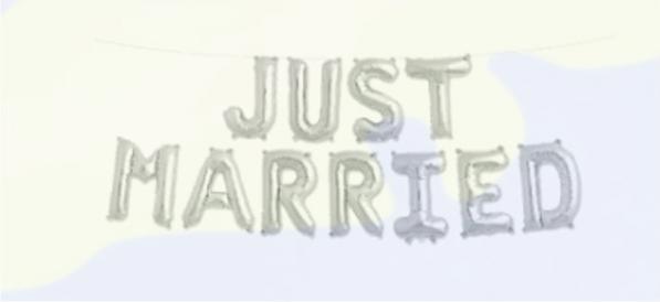 Produktbild Girlande Just Married, bestehend aus silbrigen Buchstaben