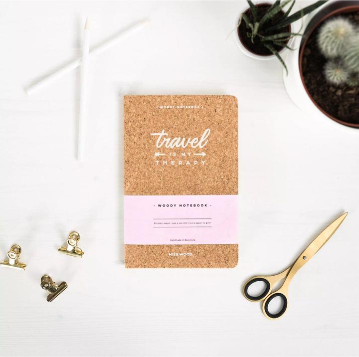 Immagine prodotto Miss wood Woody Notebook Cork - A5 - Travel is my Therapy (A5, Nessuna, Copertina rigida)