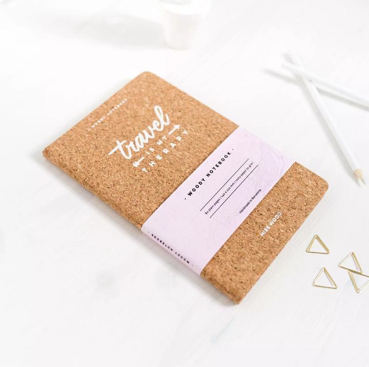 Immagine prodotto Miss wood Woody Notebook Cork - A5 - Travel is my Therapy (A5, Nessuna, Copertina rigida)