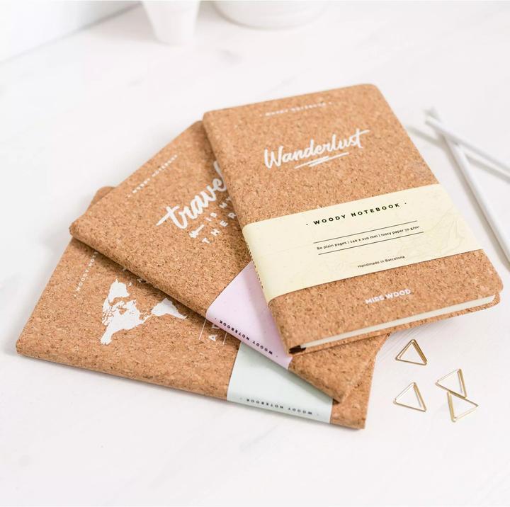 Immagine prodotto Miss wood Woody Notebook Cork - A5 - Travel is my Therapy (A5, Nessuna, Copertina rigida)
