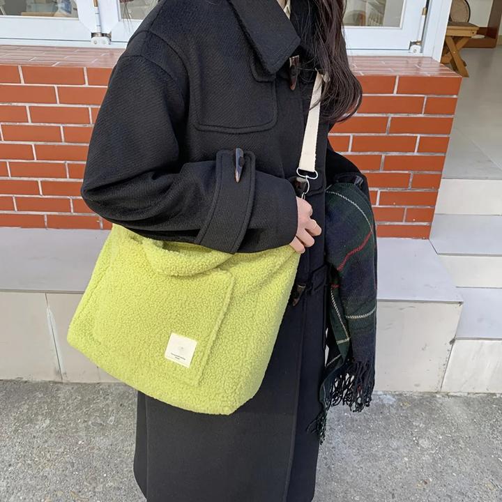 Actual product image Only-Bags.Store Kunstfell-Tasche mit abnehmbarem Riemen - leicht, geräumig und vielseitig für den täglichen
