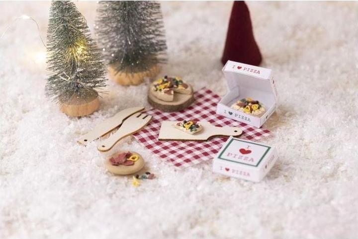Actual product image Creativ Company Mini Paraphernalia Elf Door / Secret Santa Door Scene Pizza