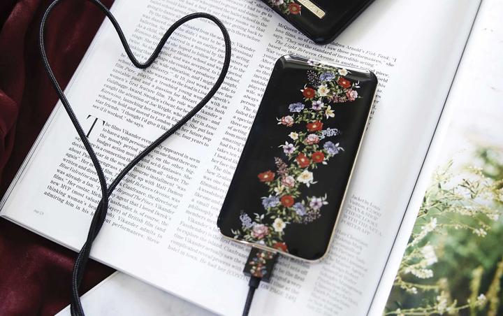 Produktbild iDeal Of Sweden Dark Floral (5000 mAh, 5 W, 18.50 Wh)