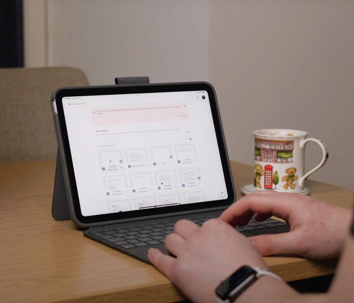 Actual product image Logitech COMBO TOUCH FOR IPAD (10TH GEN) (CH, iPad 2022 (10th Gen))