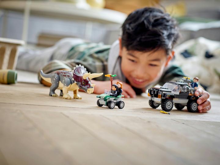 Actual product image LEGO Attack of a triceratops on a pickup truck (76950, LEGO Jurassic World)