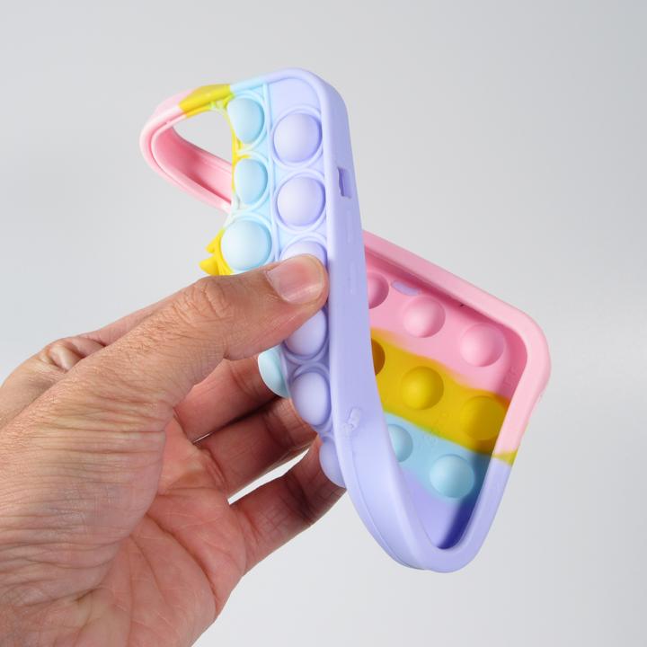 Image du produit PhoneLook Coque Silicone jeu éclate bulles anti-stress arc-en-ciel (Apple iPhone 13 Pro)
