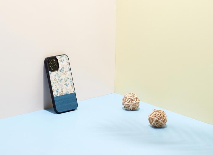 Produktbild Man.Wand & WOOD case for iPhone 12/12 Pro blue flower black (Apple iPhone 12, Realme 12 Pro+)