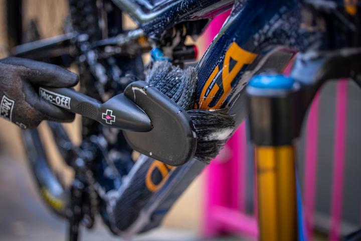 Actual product image Muc-Off Ultimate Bicycle Kit (1800 ml, Bicycle cleaner, Chain cleaner, Universal Lubricant, Sponge, Care set)
