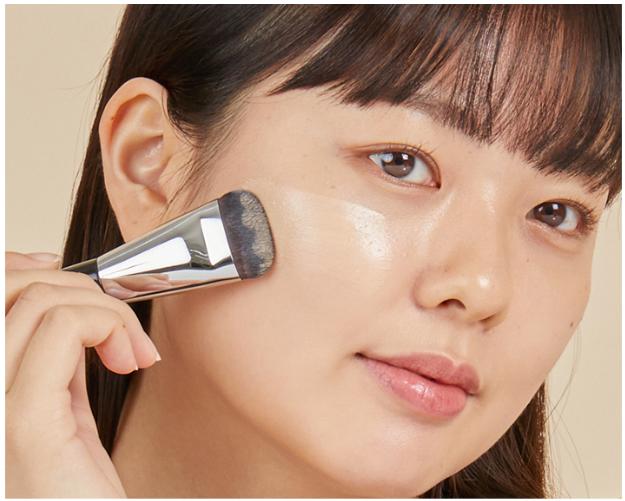 Actual product image Studio 17 Glide Foundation Brush 411 (Foundation)