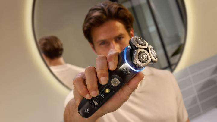 Actual product image Philips i9000 Prestige Ultra XP9405/31 Wet & Dry Electric Shaver with SkinIQ Pro