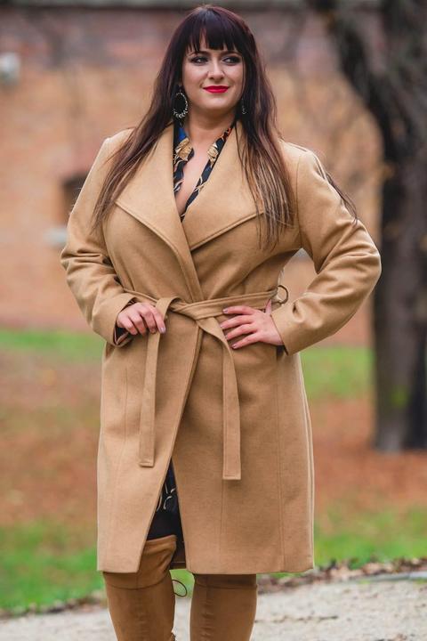 Karko Mantel plus size model