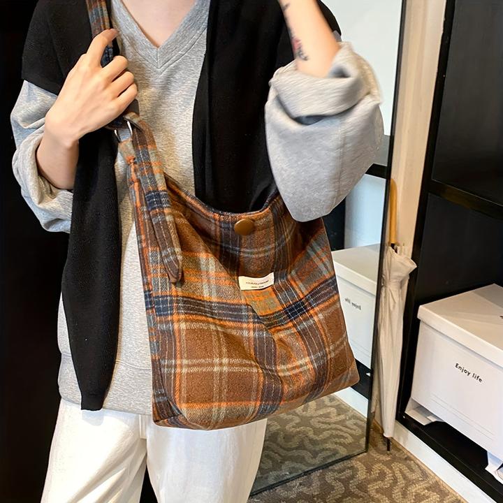 Produktbild Only-Bags.Store Lässige karierte Umhängetasche mit Magnetverschluss, verstellbarem Riemen und Polyester-Futter -