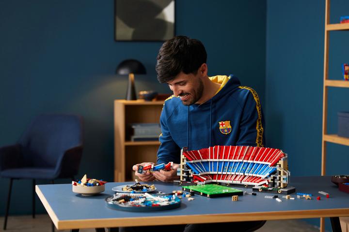 Actual product image LEGO ICONS CAMP NOU - FC BARCELONA 10284 (10284, LEGO Creator Expert, LEGO Rare Sets)