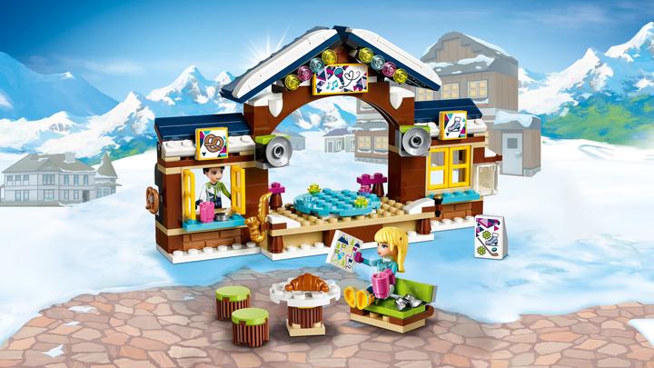 Actual product image LEGO Ice rink in the winter sports resort (41322, LEGO Friends)