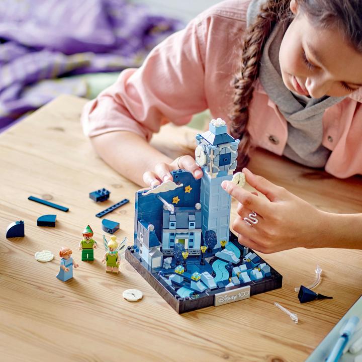 Actual product image LEGO Disney Peter Pan's & Wendy's Flight Over London (43232, LEGO Disney)