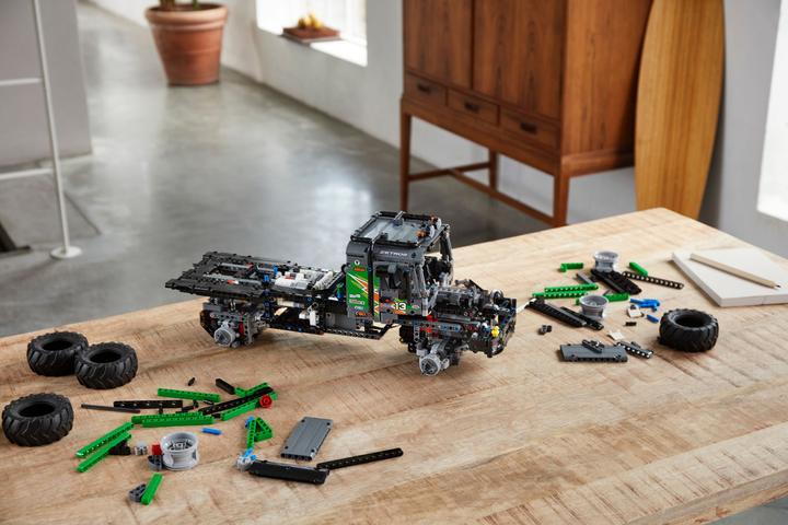 Actual product image LEGO Mercedes-Benz Zetros Offroad Truck (42129, LEGO Technic)