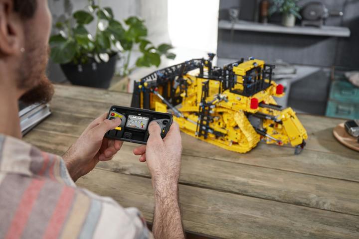 Actual product image LEGO Cat D11 Bulldozer (42131, LEGO Technic)
