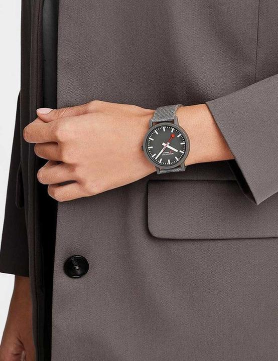 Produktbild Mondaine Essence Shades of Grey (Analoguhr, Swiss Made, 41 mm)