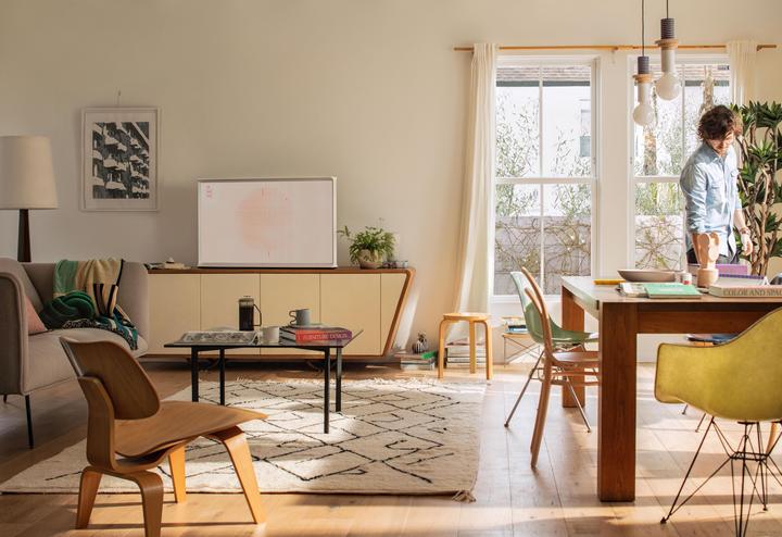 Produktbild Samsung QE55LS01RA Serif 2.0 (55", QLED, 4K, 2019)