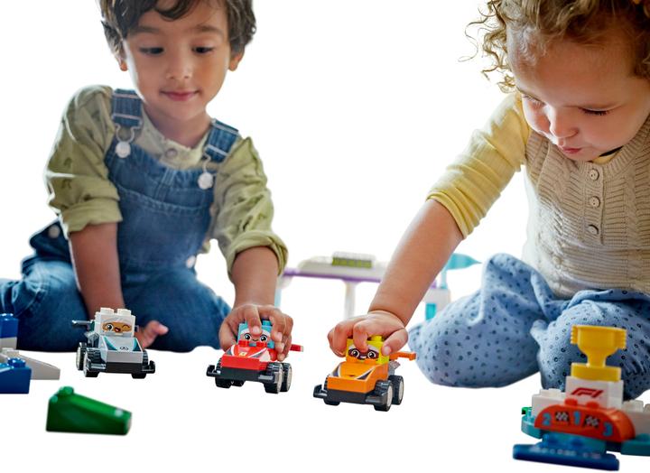 Actual product image LEGO F1 Team Rennautos mit Rennfahrern (10445)