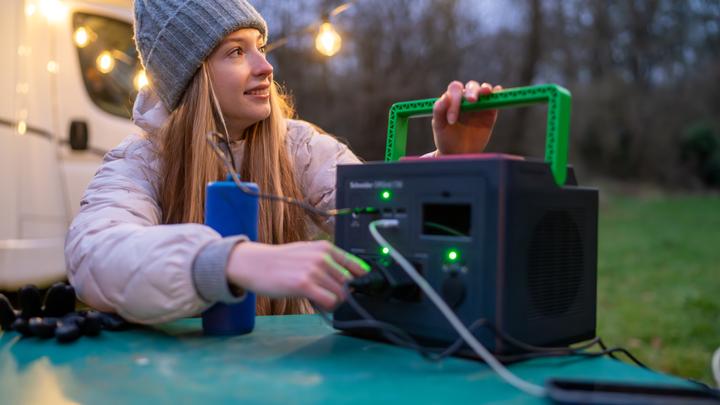 Immagine prodotto APC Schneider OffGrid Portable Power Station 730 738Wh Lithium-ion 2 Schuko Sinewave (738 Wh, 6.40 kg)