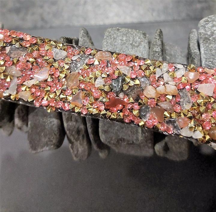 Immagine prodotto Signé Signè Bracciale in pelle con pietre e cristalli sintetici rosa e metallo a cono d'oro No.9 (18.50 cm, Metallo, Vetro, Ottone, Senza piombo, Senza cadmio, cristalli sintetici, Senza nichel)