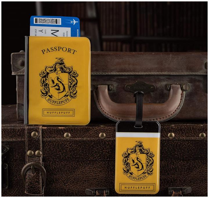 Image du produit Cinereplicas Harry Potter set étiquette de bagage & étui pour carte de transport Hufflepuff (Cadenas + étiquette pour bagage)