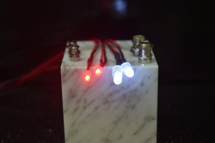 Image du produit Absima LED mis en blanc/rouge avec support en aluminium