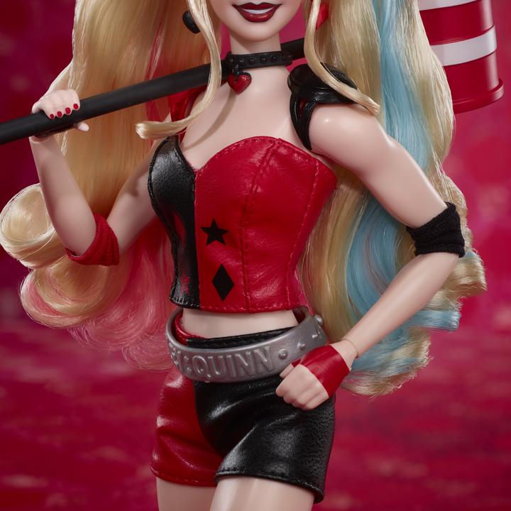 Productafbeelding Barbie Signature Harley Quinn Sammlerpuppe mit beweglichem Körper, ikonischem Outfit und Schlägel