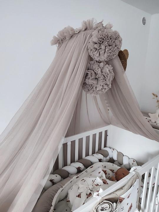 Produktbild Baby-Nest Betthimmel Tüll Taupe mit 2 Pompons