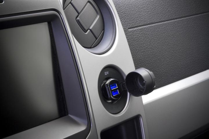 Produktbild Scosche reVOLT 12W + 12W Dual USB Auto Ladegerät, iPad