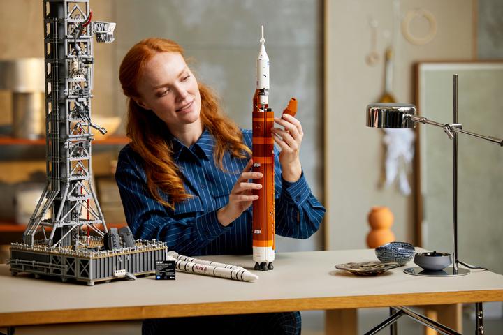 Actual product image LEGO NASA Artemis launch pad (10341, LEGO Icons, LEGO Rare Sets)