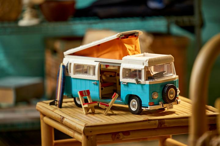 Actual product image LEGO Volkswagen T2 Camping Bus (10279, LEGO Creator Expert, LEGO Rare Sets)