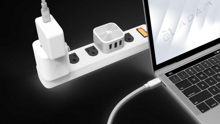 Produktbild Adam Elements OMNIA T3 | Weiss | Universal-Reiseadapter mit USB-C und USB-A Ladeanschlüssen