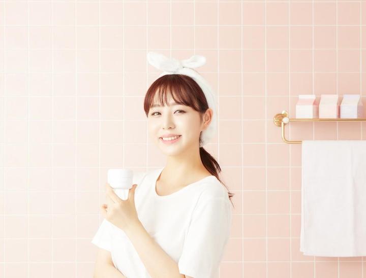 Immagine prodotto G9 Skin bianco nel latte che monta la panna (Crema da giorno)