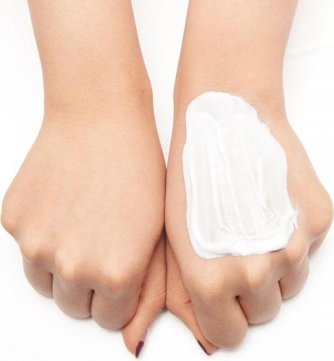 Immagine prodotto G9 Skin bianco nel latte che monta la panna (Crema da giorno)