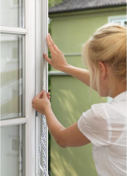 Produktbild tesa Insektenschutz COMFORT für Fenster, mit Klettband, selbstklebend, ohne Bohren (65 x 250 cm)