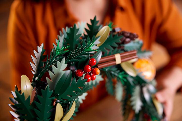Actual product image LEGO Christmas wreath (10340, LEGO Icons)