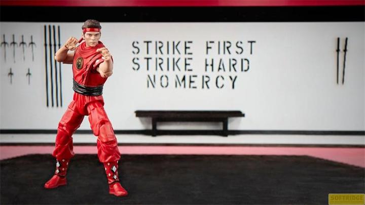Actual product image Hasbro Power Rangers x Cobra Kai Lightning Collection figurine Morphed Miguel Diaz Red Eagle Ranger 15 cm