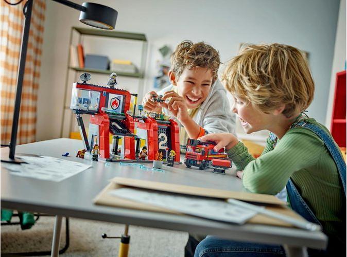 Immagine prodotto LEGO 60414 Stazione dei vigili del fuoco con autoscala a piattaforma girevole (60414, LEGO City)