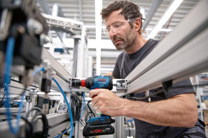Actual product image Bosch Professional Cordless impact wrench GDX 18V-210 C (Rechargeable battery operated)