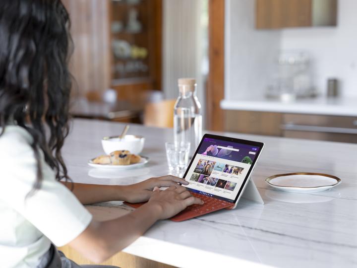 Produktbild Microsoft Surface Go 3 (10.50", Intel Pentium Gold 6500Y, 8 GB, 128 GB, CH)