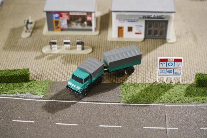 Image du produit Carson 1:87 MB Unimog forestier avec remorque 2.4G 100%RTR (RTR Prêt à fonctionner)