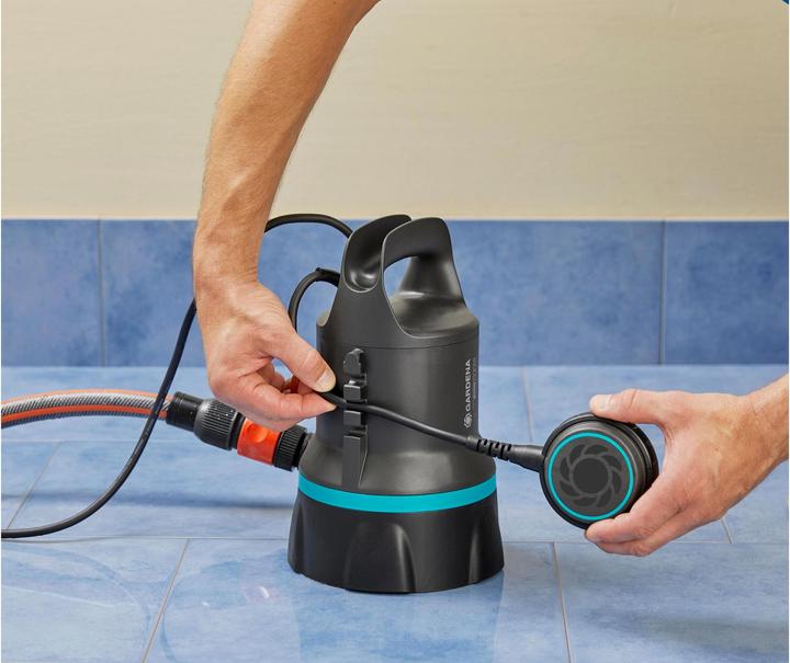Produktbild Gardena Klarwasser-Tauchpumpe 9000 (Klarwasserpumpe, Regenfasspumpe)