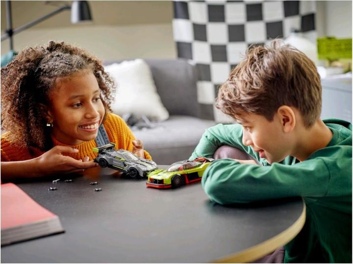 Productafbeelding LEGO Aston Martin Valkyrie AMR Pro & Aston Martin Vantage GT3 (76910, LEGO Snelheidskampioenen)